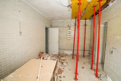 Puntales colocados en el interior del edificio central de las piscinas de El Plantío, ante su estado ruinoso.