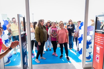 Minutos antes de la apertura se formó una pequeña cola para entrar