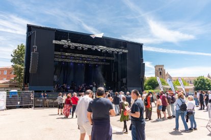 Paella solidaria, juegos familiares, música, actividades, asociaciones se dieron cita en esta propuesta que ha llegado para quedarse