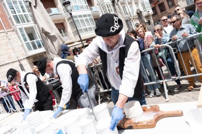 La Sociedad Gastronómica Los Cucos prepararon cintos pinchos de queso fresco.