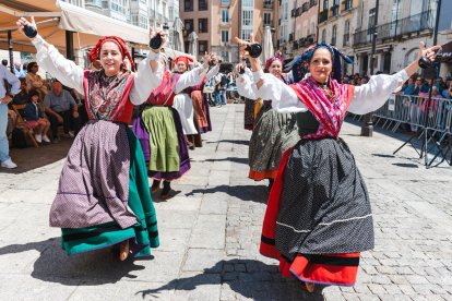 El esquileo, los bailes, la música tradicional y el reparto de queso y vino forman parte de la Fiesta.