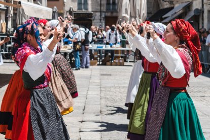 El esquileo, los bailes, la música tradicional y el reparto de queso y vino forman parte de la Fiesta.