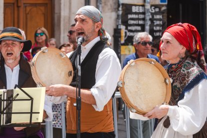 El esquileo, los bailes, la música tradicional y el reparto de queso y vino forman parte de la Fiesta.