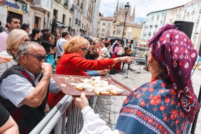 El esquileo, los bailes, la música tradicional y el reparto de queso y vino forman parte de la Fiesta.