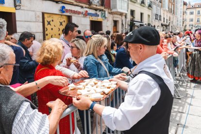 El esquileo, los bailes, la música tradicional y el reparto de queso y vino forman parte de la Fiesta.
