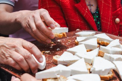 El esquileo, los bailes, la música tradicional y el reparto de queso y vino forman parte de la Fiesta.
