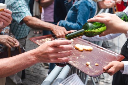 El esquileo, los bailes, la música tradicional y el reparto de queso y vino forman parte de la Fiesta.