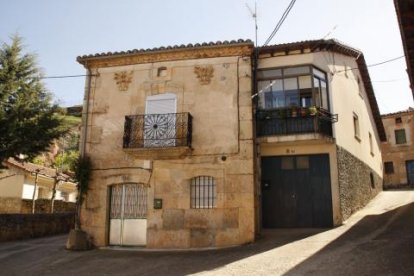 La localidad de Peñalba  encaramada en el cerro.
