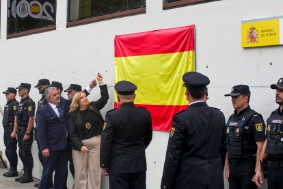 Momento en el que la alcaldesa y el subdelegado descubren la placa de homenaje.