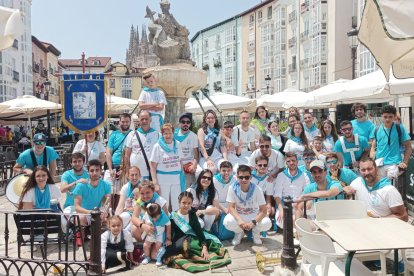 Miembros de la peña Fajas de Huelgas, en la fuente de la Flora, en Burgos.