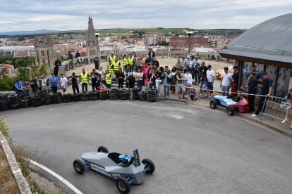El circuito arrancaba a las puertas del Castillo de Burgos y los vehículos descendían hasta la Plaza de Capitanía.