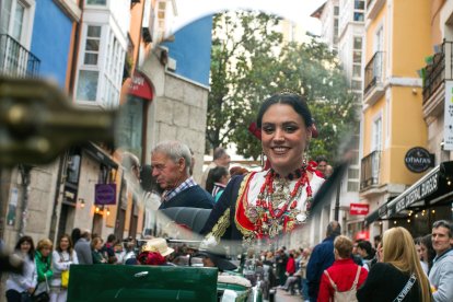 La Reina maypr desde el retrovisor del coche histórico en el que realizó el recorrido hasta la plaza mayor.