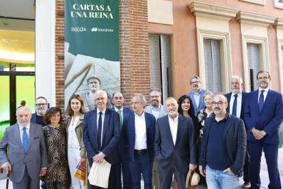 Algunos de los autores de los relatos de 'Cartas a una reina', en la presentación.