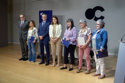 El acto contó con la presencia de los representantes de las asociaciones; Inés González, jefa de Acción Social de Fundación Ibercaja; José Ángel Pérez Álvarez, director territorial de Ibercaja y Emilio de Domingo y Laura Sebastián, de Fundación Círculo.