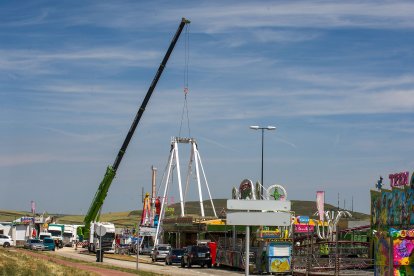 Últimos retoques en la feria de atracciones que abre sus puertas desde esta tarde hasta el 7 de julio.