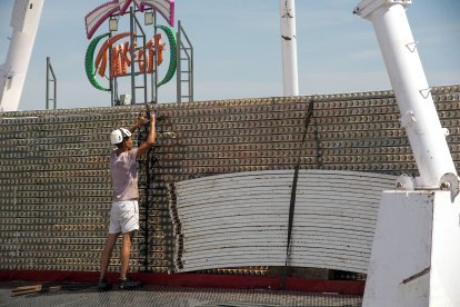 Últimos retoques en la feria de atracciones que abre sus puertas desde esta tarde hasta el 7 de julio.