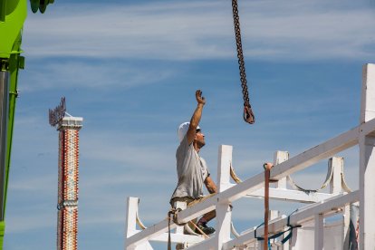 Últimos retoques en la feria de atracciones que abre sus puertas desde esta tarde hasta el 7 de julio.