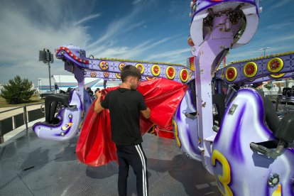 Últimos retoques en la feria de atracciones que abre sus puertas desde esta tarde hasta el 7 de julio.
