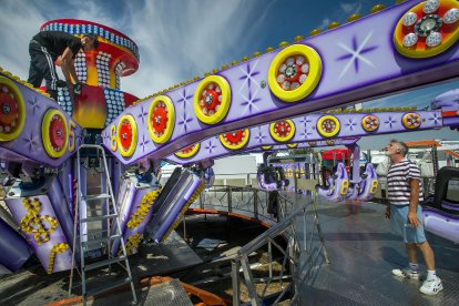Últimos retoques en la feria de atracciones que abre sus puertas desde esta tarde hasta el 7 de julio.
