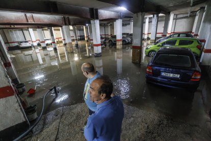 Una gran tromba inunda calles y negocios.