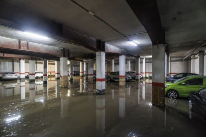 Una gran tromba inunda calles y negocios.