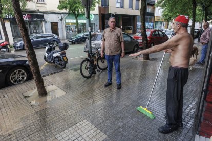 Una gran tromba inunda calles y negocios.