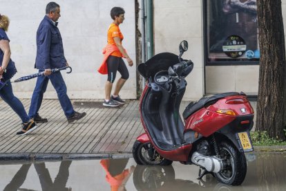 Una gran tromba inunda calles y negocios.