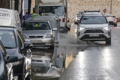 Una gran tromba inunda calles y negocios.