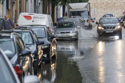 Una gran tromba inunda calles y negocios.