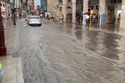 Una gran tromba inunda calles y negocios.