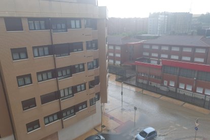 Una gran tromba inunda calles y negocios.
