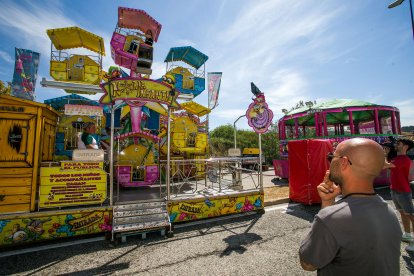 Últimos retoques en el montaje de la feria de atracciones, en la calle Laredo.