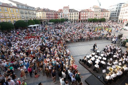 Imagen de la Plaza Mayor abarrotada.