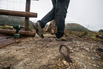 El foso que cavaron alrededor del penal y los anclajes que sujetaban la endeble pasarela por la que accedían los presos en el film aún perduran.