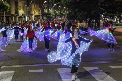 Algunas peñas acompañaron el desfile con vestimentas de luces.