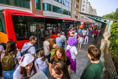 El autobús es la mejor forma para desplazarse estos días.