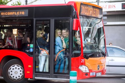 El autobús es la mejor forma para desplazarse estos días.