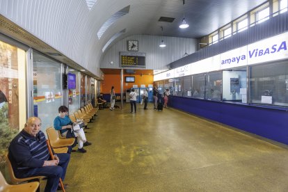 Zona de taquillas de la Estación Municipal de Autobuses de Burgos, en la calle Miranda.