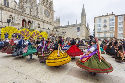 7.000 personas rindieron tributo a Santa María