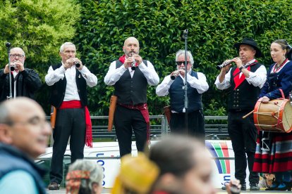 La Plaza Mayor acoge un multitudinario homenaje a la jota burgalesa.