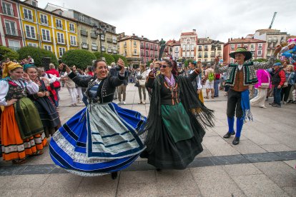 La Plaza Mayor acoge un multitudinario homenaje a la jota burgalesa.