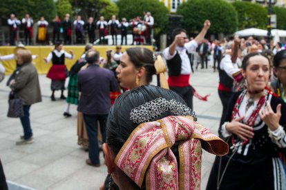 La Plaza Mayor acoge un multitudinario homenaje a la jota burgalesa.