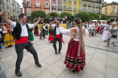 La Plaza Mayor acoge un multitudinario homenaje a la jota burgalesa.