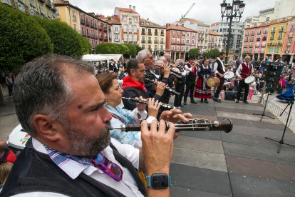La Plaza Mayor acoge un multitudinario homenaje a la jota burgalesa.