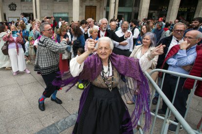 La Plaza Mayor acoge un multitudinario homenaje a la jota burgalesa.