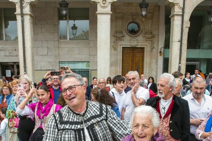 La Plaza Mayor acoge un multitudinario homenaje a la jota burgalesa.