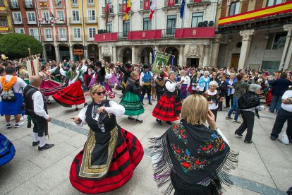 La Plaza Mayor acoge un multitudinario homenaje a la jota burgalesa.