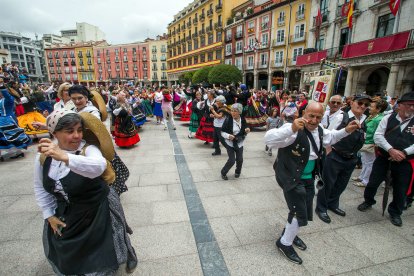 La Plaza Mayor acoge un multitudinario homenaje a la jota burgalesa.