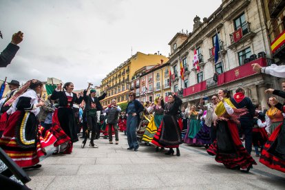 La Plaza Mayor acoge un multitudinario homenaje a la jota burgalesa.