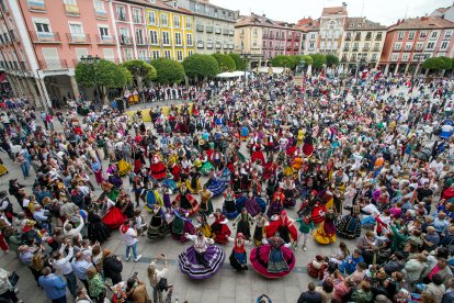 La Plaza Mayor acoge un multitudinario homenaje a la jota burgalesa.